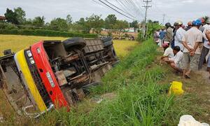 Xe buýt lao xuống ruộng khiến 20 người thương vong