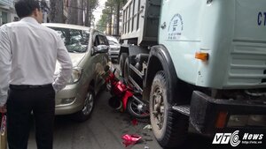 Nằm trọn dưới bánh xe tải, người đàn ông thoát chết kỳ diệu