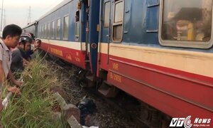Leo qua rào chắn, người phụ nữ bị tàu hỏa cán chết
