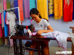Các cửa hàng cho thuê áo dài 'ăn nên làm ra' dịp cận Tết