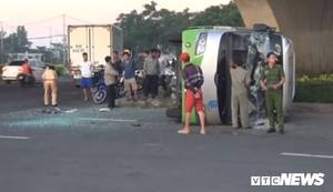 Dân phá cửa kính cứu hành khách mắc kẹt trong xe khách lật nghiêng