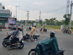 Chạy ngược chiều, 2 xe máy đối đầu khiến 3 người nguy kịch