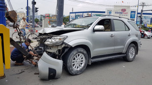 Tài xế ô tô cố thủ trong xe sau khi tông nhiều xe máy dừng đèn đỏ