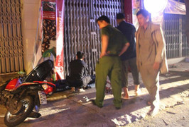 Xe máy tông vào gốc cây, 2 người thương vong