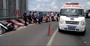 Xe máy tông liên tiếp vào thành cầu, vỡ tan nát
