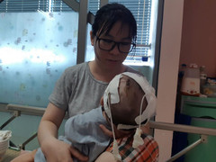 11 lần lên bàn mổ, chưa một lần được về nhà, bé trai 14 tháng tuổi thoi thóp tìm sự sống
