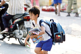 Khai giảng năm học mới, mẹ hãy cẩn trọng với cặp sách của con