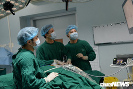 Gặp bác sĩ người Việt đầu tiên thực hiện kỹ thuật mổ mới, cả thế giới chưa ai làm được