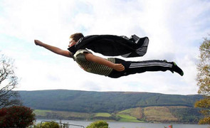 Bay từ tầng 3 xuống đất vì nghĩ mình là siêu nhân