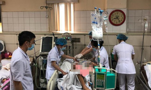 Tập đi xe đạp, bé trai 6 tuổi ngã đập đầu xuống đất nguy kịch