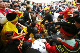 Đổ máu trong lễ hội cướp Phết Hiền Quan: 'Bọn trẻ thời nay ăn thua quá!'