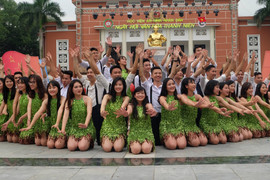 Chiến sỹ công an vượt đèo dốc trao quà cho học sinh nghèo Lạng Sơn