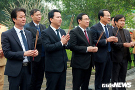 Phó Thủ tướng Vương Đình Huệ dâng hương tưởng niệm cụ Nguyễn Công Trứ