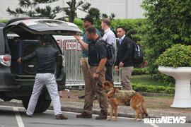 Đặc vụ Mỹ mang chó nghiệp vụ đến sân bay Nội Bài, an ninh thắt chặt trước giờ đón Tổng thống Trump