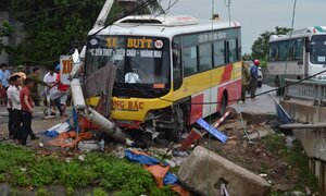 Đứng bắt khách bên đường, tài xế xe ôm bị xe buýt tông chết