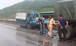 Xe tải bẹp dúm sau cú tông đuôi xe kéo, tài xế may mắn thoát chết