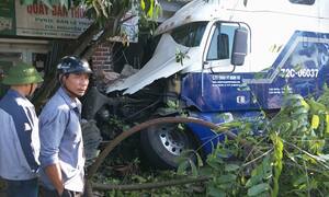 Đánh lái tránh đè lên người bị nạn, xe container tông sập nhà dân