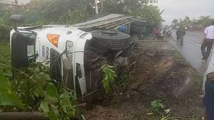 Xe tải mất lái, 'phơi bụng' trên quốc lộ ở Hà Tĩnh