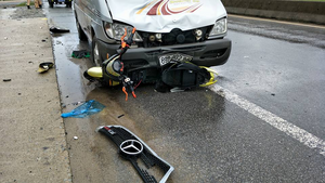 Xe khách tông xe máy điện, nam sinh lớp 10 chết thảm