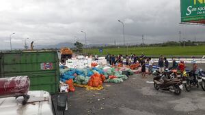 Lật xe container chở hơn 20 tấn hoa quả, dân tập trung thu gom giúp tài xế