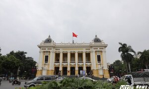 Theo chân những người khách đầu tiên của tour tham quan Nhà hát Lớn Hà Nội