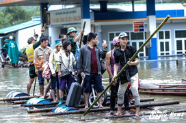 Doanh nhân Thanh Hóa trao hơn 1.000 suất quà cho người dân vùng lũ