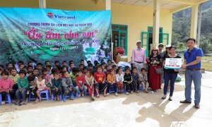 Du lịch từ thiện: Đem niềm vui cho học sinh vùng cao