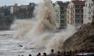 Video, ảnh: Bão số 10 kết hợp siêu bão Talim càn quét Trung Quốc