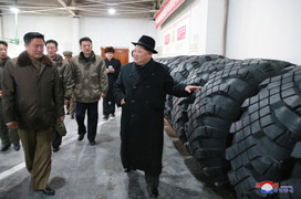 Ông Kim Jong-un thăm nhà máy sản xuất lốp đặc chủng cho bệ phóng tên lửa vươn đến Washington
