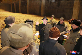 Ảnh: Ông Kim Jong-un tươi cười thăm nhà máy chế biến khoai tây giữa lúc căng thẳng