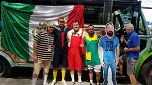 Cổ động viên nổi tiếng nhất World Cup vì sợ vợ cuối cùng cũng thoả ước nguyện