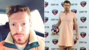 Nam phát thanh viên Nga mặc váy đi làm để ăn mừng chiến thắng của đội nhà