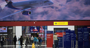 Máy bay Nga phải hạ cánh khẩn cấp vì chó xổng chuồng