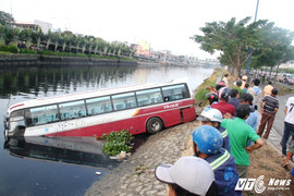 Xe khách phi thẳng xuống kênh Tàu Hủ, tài xế phá cửa bơi vào bờ