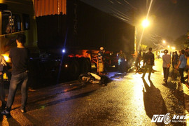 Người đàn ông chết thảm dưới gầm container trong đêm