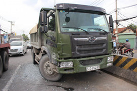 Xe ben đâm văng ô tô gần 50m, 4 hành khách mắc kẹt trong xe kêu cứu