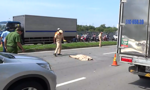 Đâm dải phân cách ngã xuống đường, người phụ nữ bị xe tải cán chết