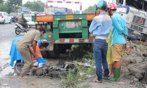 Cướp làn đường xe máy, container tông chết 2 người đàn ông