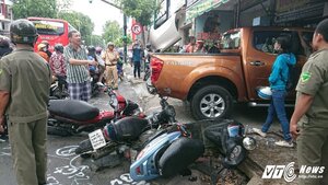 Xe 'điên' đâm nát dải phân cách, tông hàng loạt ô tô, xe máy giữa Sài Gòn