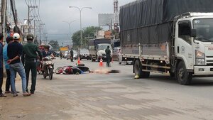 Ngã xuống đường sau va chạm, chồng chết, vợ nguy kịch