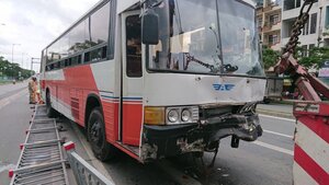 Xe khách tông liên hoàn 5 xe tải đang dừng đèn đỏ