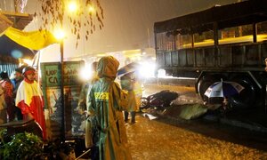 Ô tô tải lấn làn cán chết cô gái trên đường Sài Gòn, tài xế bỏ trốn