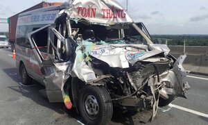 Xe khách húc đuôi container, 4 người bị thương nặng