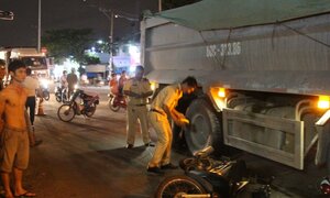 Vợ gào khóc, ngất lịm bên thi thể chồng bị xe ben cán nát ở Sài Gòn