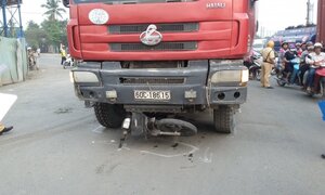 Xe ben 'nuốt' xe máy vào gầm, người đàn ông chết thảm