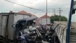 Hai xe tải tông nhau, tài xế kẹt cứng trong cabin