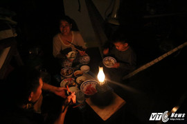 Ảnh: Dân Khánh Hòa rơi vào cảnh màn trời chiếu đất, thắp đèn dầu ngồi chờ trời sáng