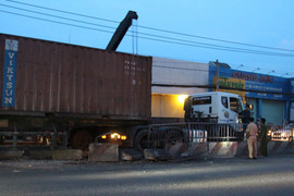 Container cắm đầu vào dải phân cách, giao thông Sài Gòn tắc nghẽn nghiêm trọng