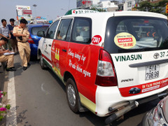 Bốn ô tô tông liên hoàn trên cầu vượt ở TP.HCM