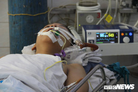 Ảnh: Bệnh viện quá tải, bác sĩ cật lực ngày đêm điều trị bệnh nhân tay chân miệng